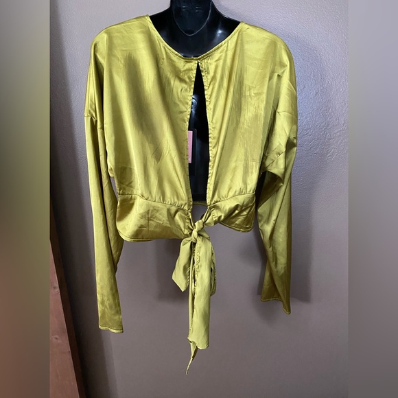 Pretty Little Thing Green Satin Top NWT - Picture 5 of 7